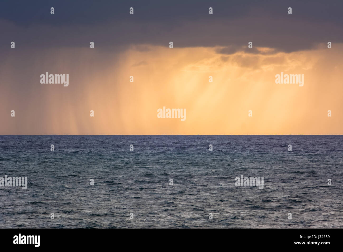 Strano sky sul mare Foto Stock