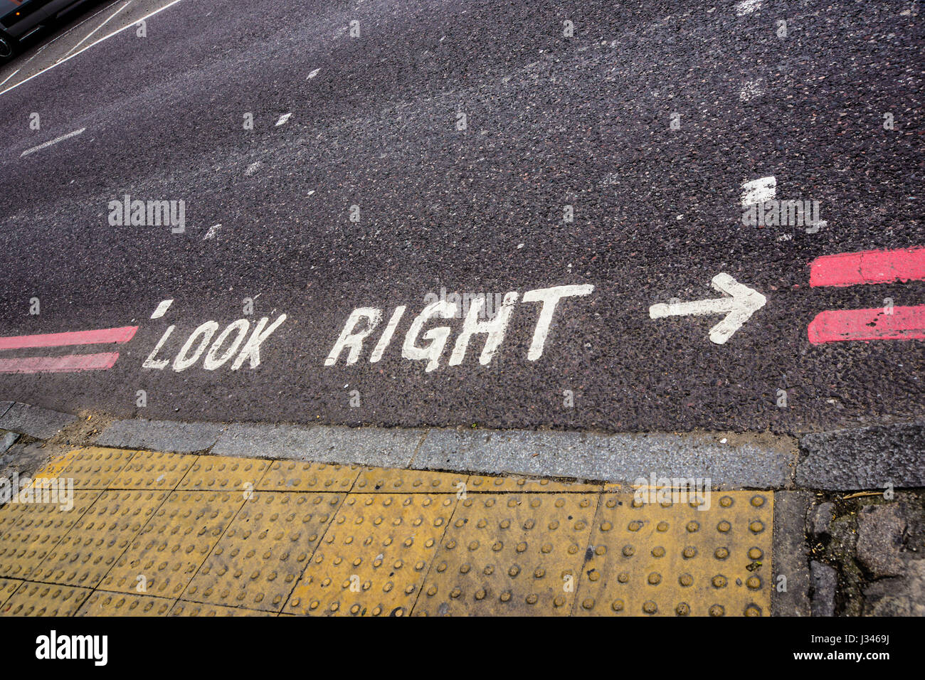 Cercare segno a destra in una strada di Londra Foto Stock