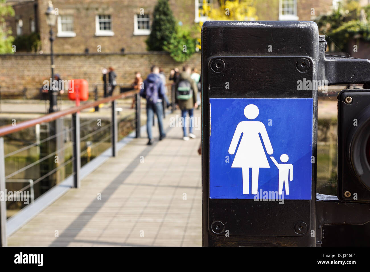Segno street, la famiglia . I bambini accompagnati da un adulto . Foto Stock