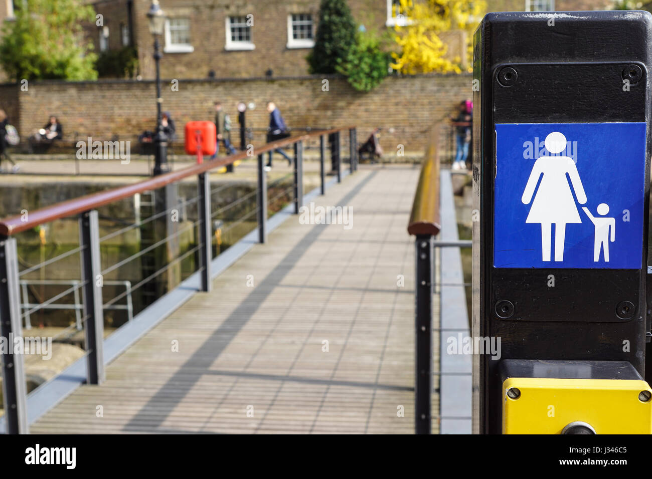 Segno street, la famiglia . I bambini accompagnati da un adulto . Foto Stock