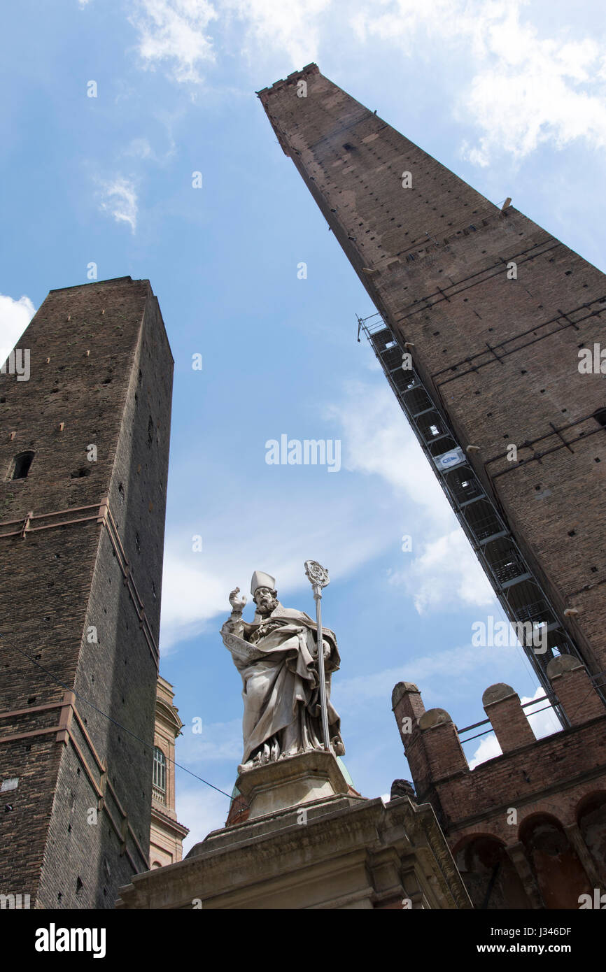 Le due antiche torri Garisenda e Asinelli a Bologna Foto Stock