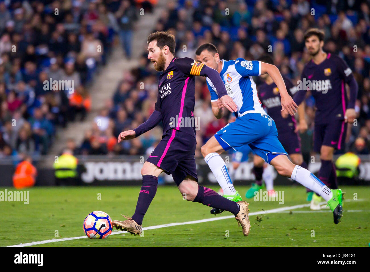 Barcellona - Apr 29: Lionel Messi gioca in La Liga match tra RCD Espanyol e FC Barcellona a RCDE Stadium il 29 aprile 2017 a Barcellona, Spai Foto Stock