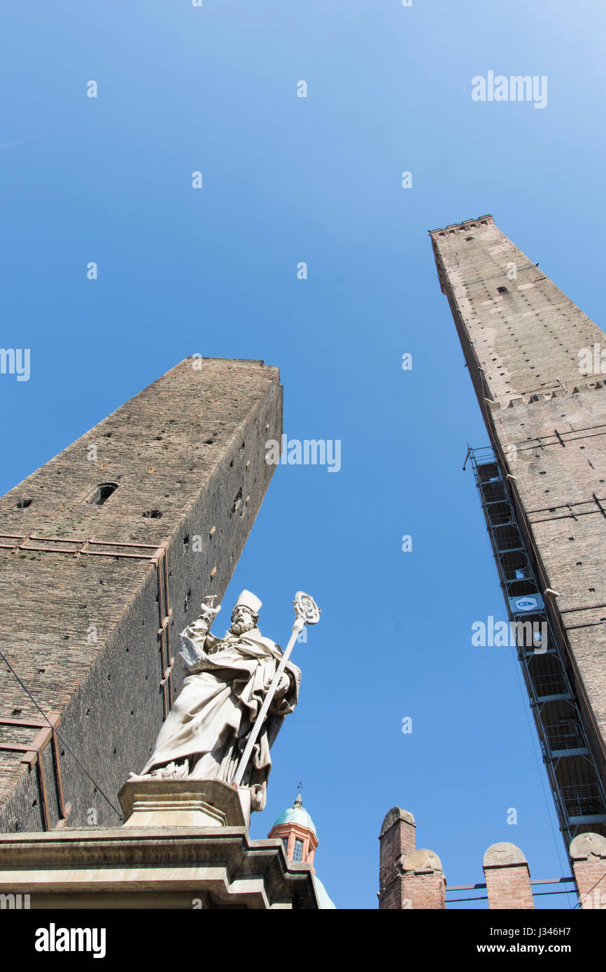 Le due antiche torri Garisenda e Asinelli a Bologna Foto Stock