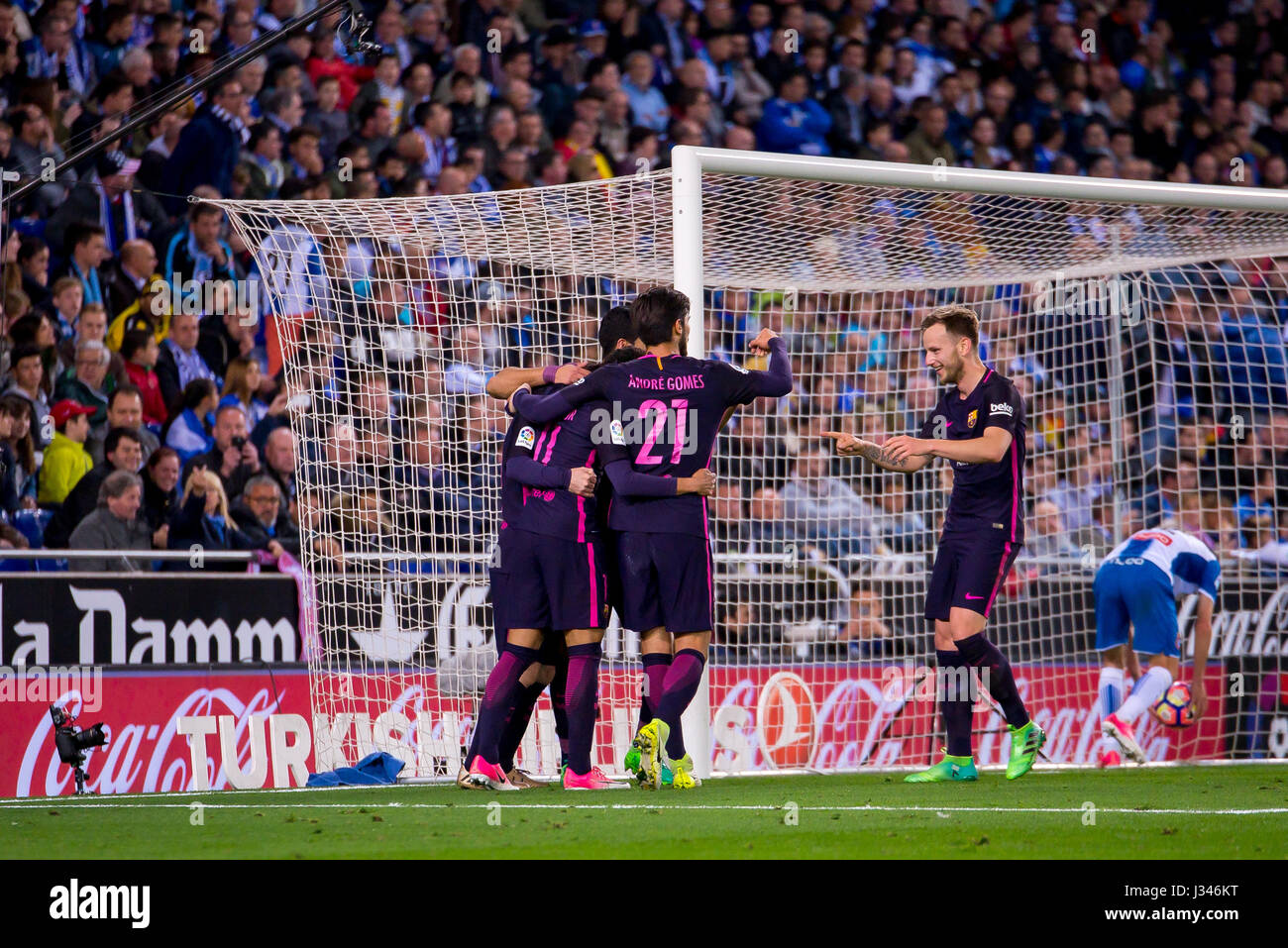 Barcellona - Apr 29: Barcellona giocatori festeggiare un obiettivo in La Liga match tra RCD Espanyol e FC Barcellona. Foto Stock