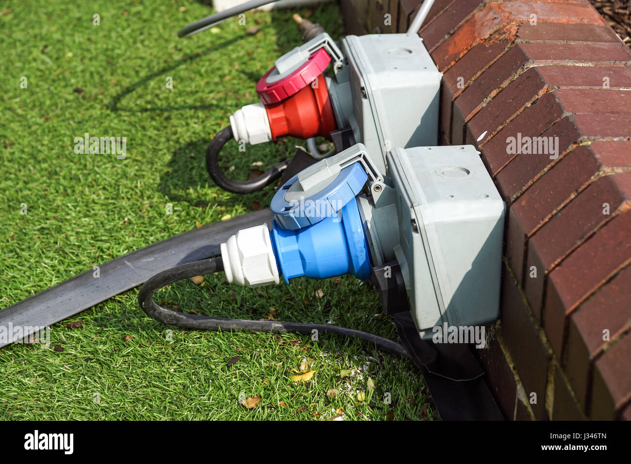 Una presa elettrica timer con cavo collegato. Questo è utilizzata all'esterno con tempo umido che potrebbe presentare un problema di sicurezza. Gocce d'acqua sul rivestimento. Foto Stock