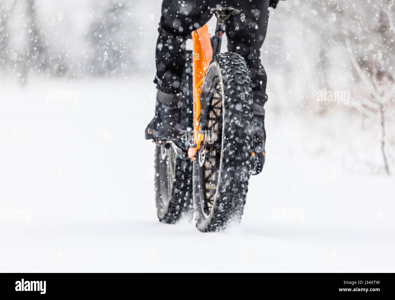 In sella a una moto di grasso in una tempesta di neve, Thunder Bay, Ontario, Canada. Foto Stock