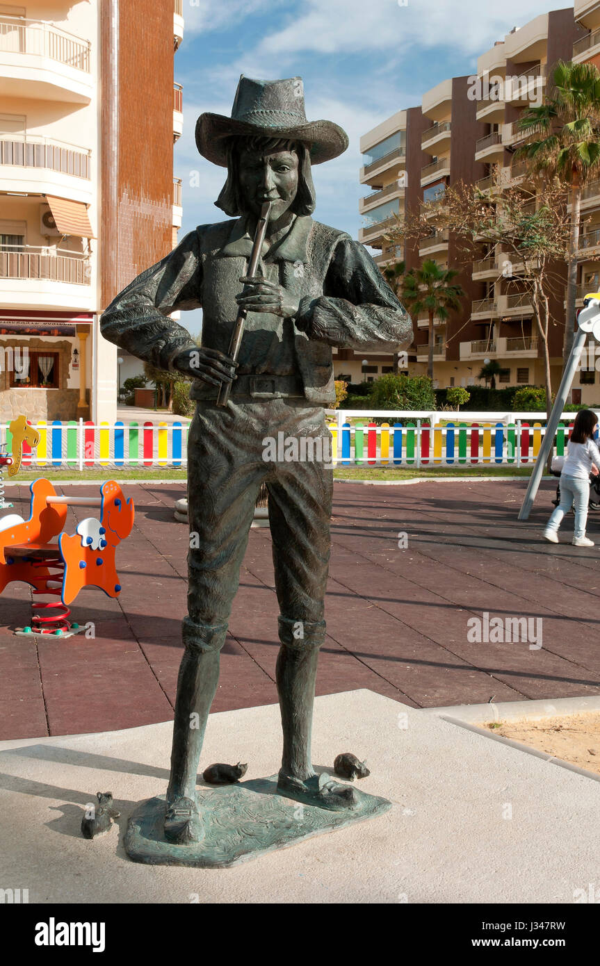 Statua del Pifferaio di Hamelin, Fantasy Park, Fuengirola, Malaga provincia, regione dell'Andalusia, Spagna, Europa Foto Stock