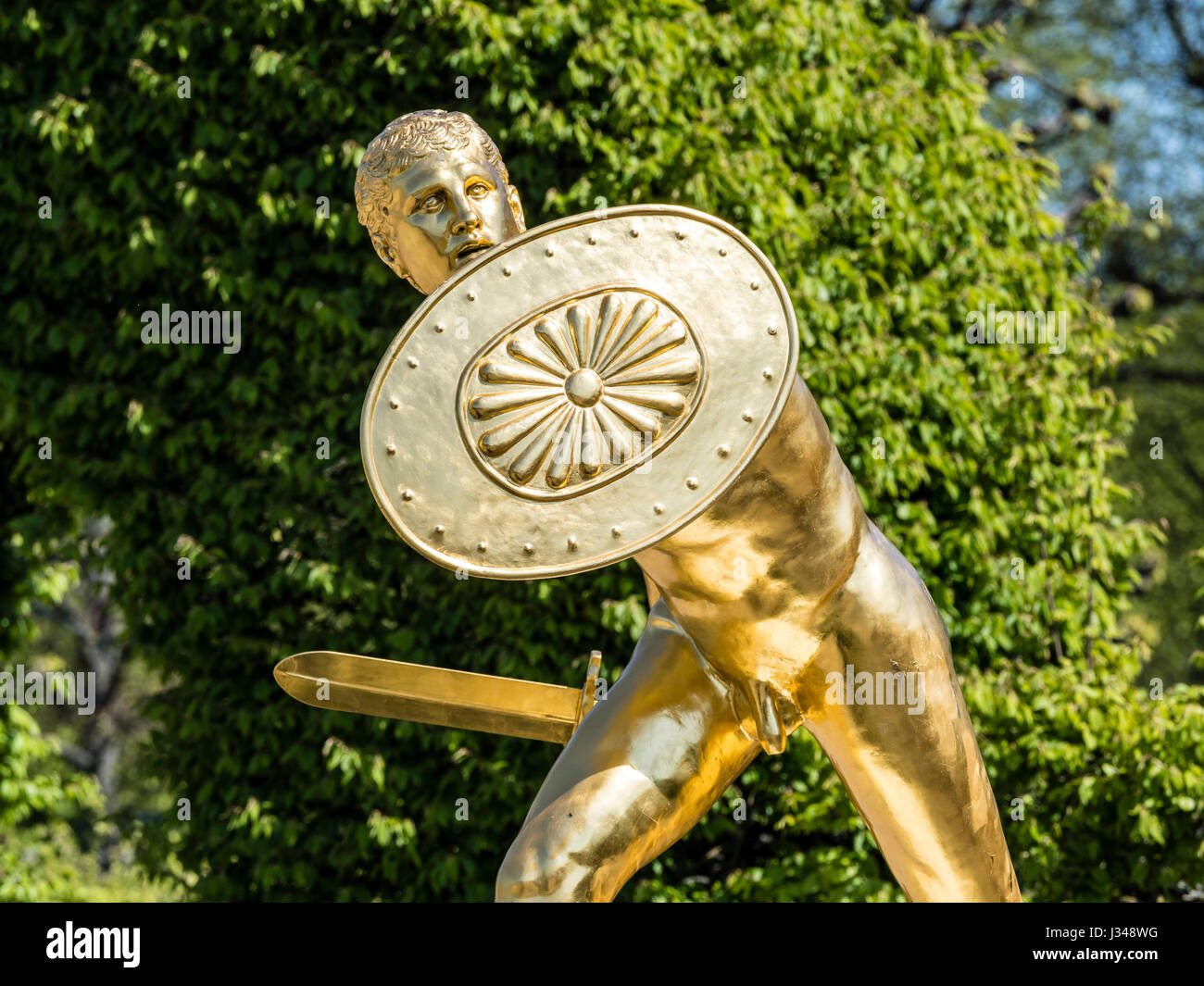 Golden Skuptur, guerriero con scudo e spada, Herrenhausen Gardens, giardino barocco presso il castello Herrenhausen, Hannover, Germania, Foto Stock