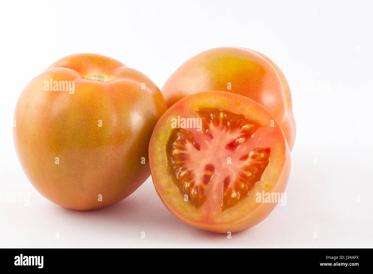 Il pomodoro (Lycopersicon esculentum) isolato in uno sfondo bianco Foto Stock