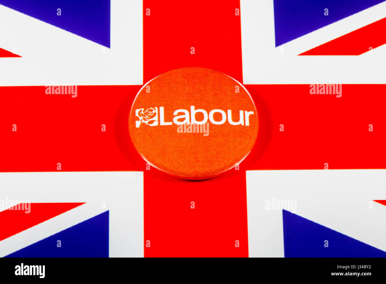 LONDON, Regno Unito - 2 Maggio 2017: un partito laburista badge pin sulla bandiera del Regno Unito, il 2 maggio 2017. Foto Stock