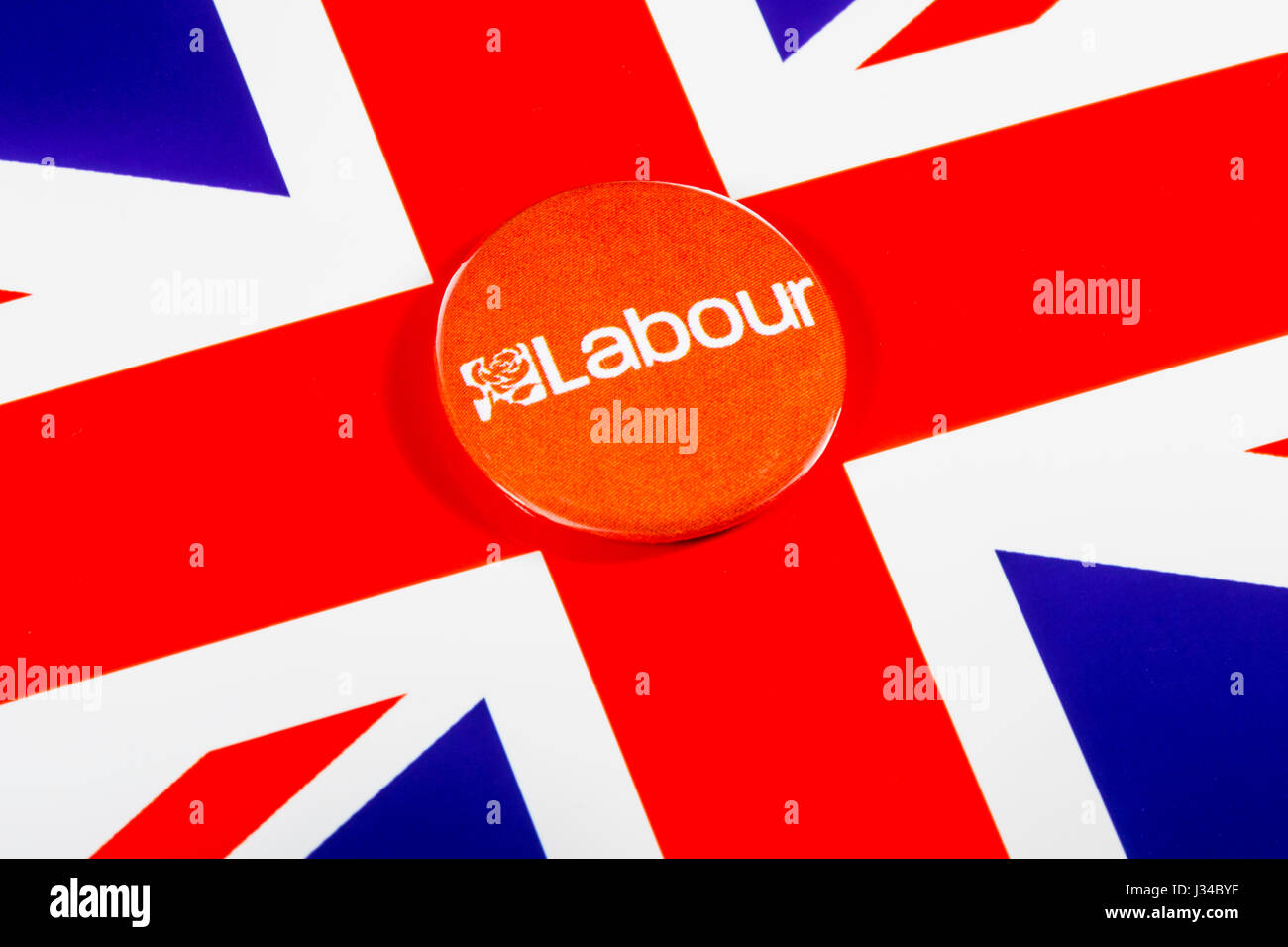 LONDON, Regno Unito - 2 Maggio 2017: un partito laburista badge pin sulla bandiera del Regno Unito, il 2 maggio 2017. Foto Stock