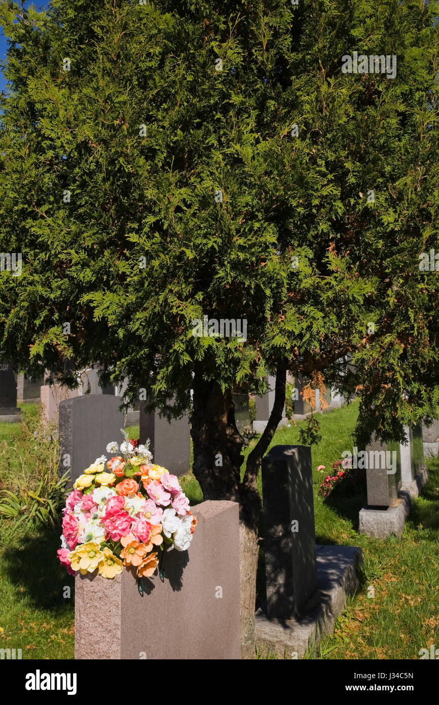 Seta bouquet di fiori e lapidi a Notre Dame des Neiges cimitero sulla Mount Royal in autunno, Montreal, Quebec, Canada. Foto Stock