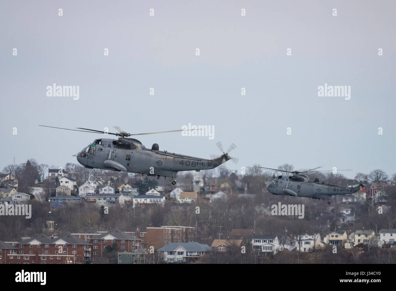 Due Sikorsky elicotteri Sea King volare in formazione. Foto Stock