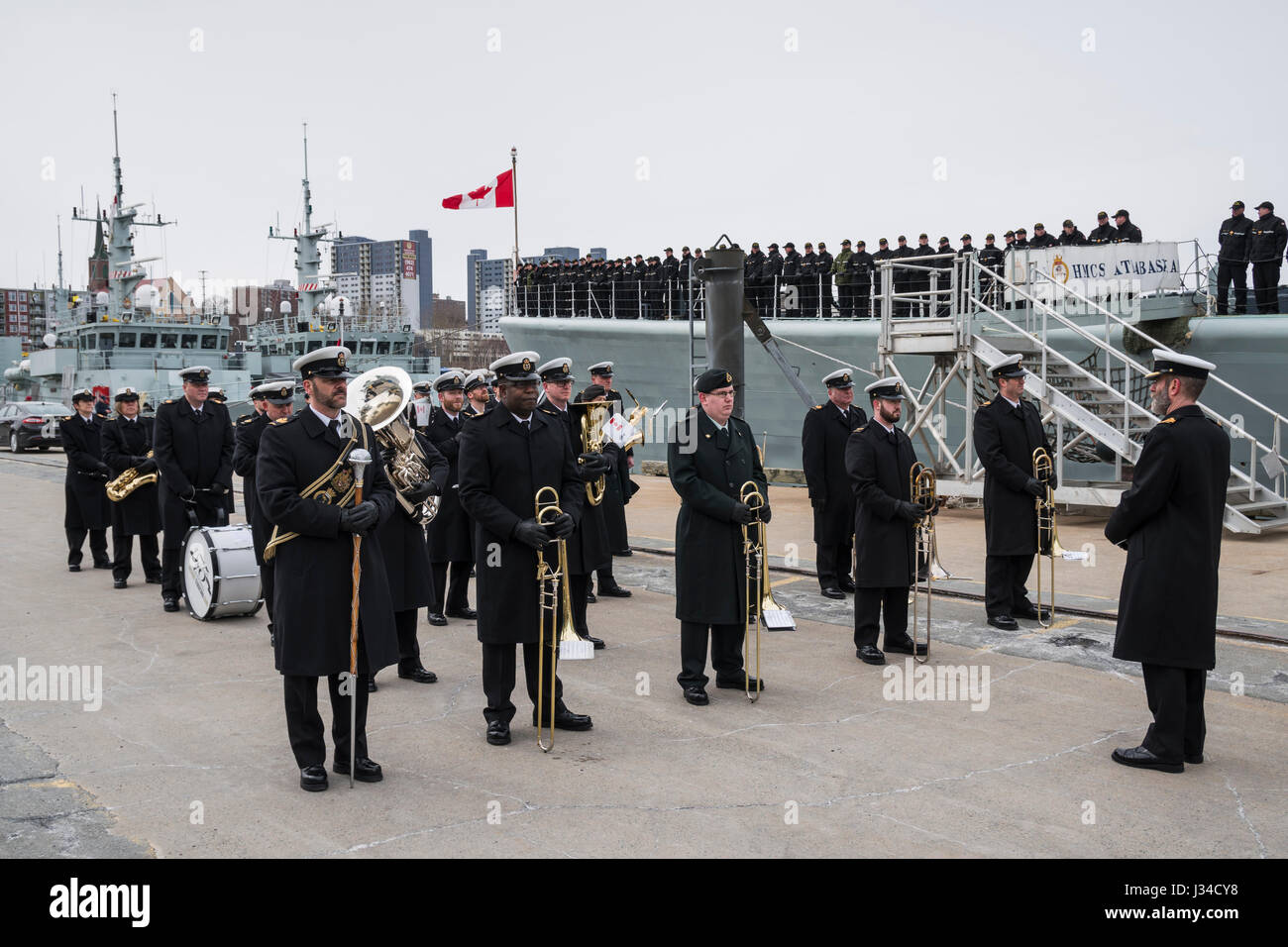 Il Royal Canadian Navy Stadacona della band suona a ripagare la cerimonia di HMCS ATHABASKAN. Foto Stock