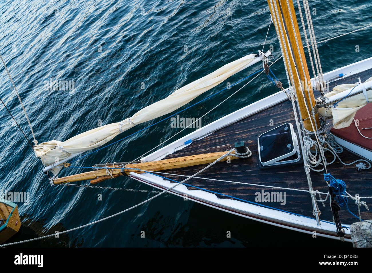 L'arco di una piccola barca a vela tradizionale a Lunenburg, Nuova Scozia, Canada. Foto Stock