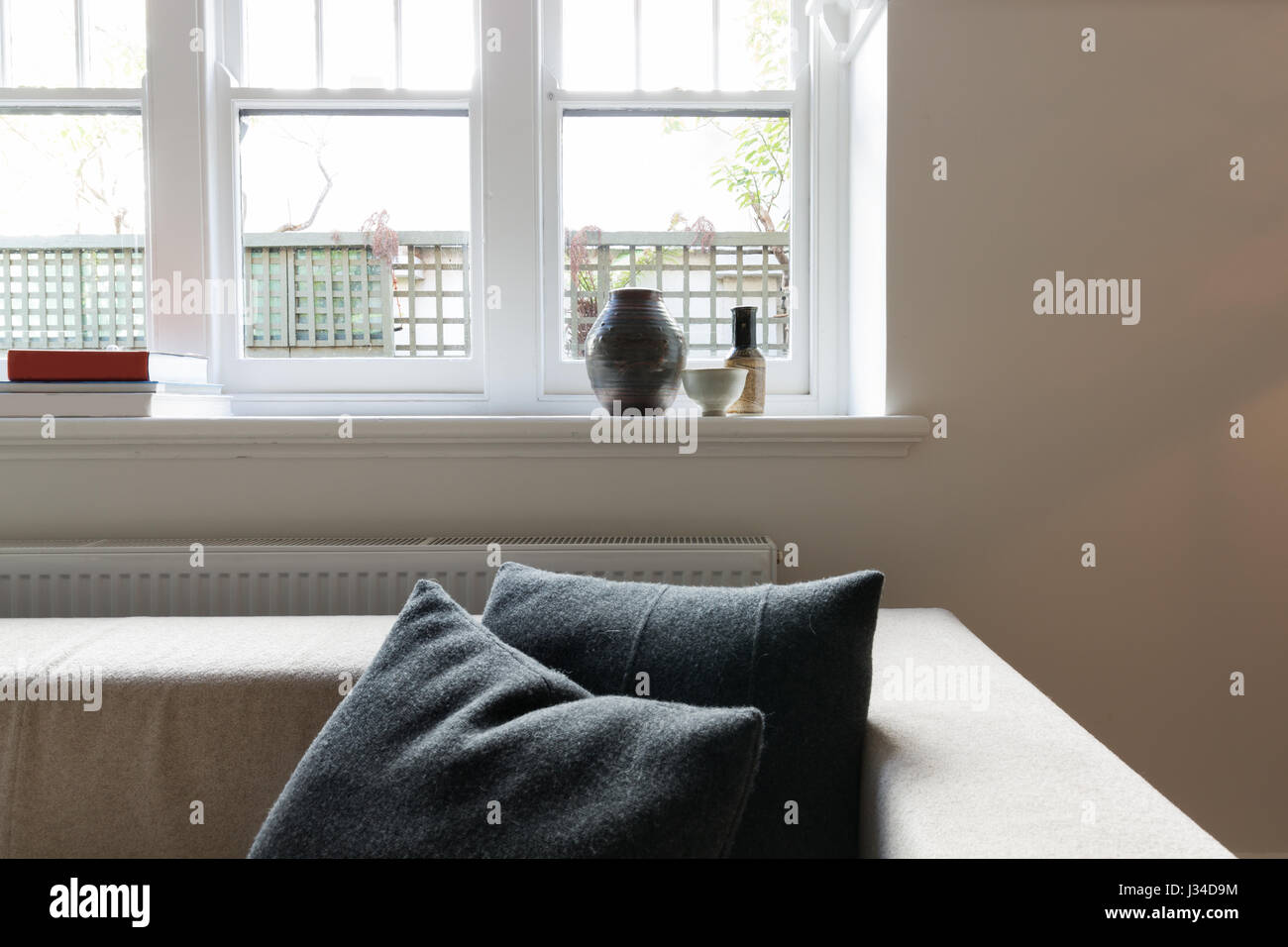 Close up vignette di cuscini e oggetti di vetro in un lussuoso appartamento australiano Foto Stock