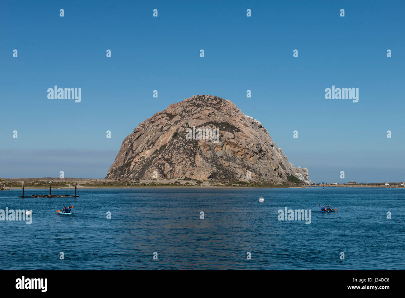 Morro Rock, un punto di riferimento di Morro Bay, California, Stati Uniti d'America. Foto Stock