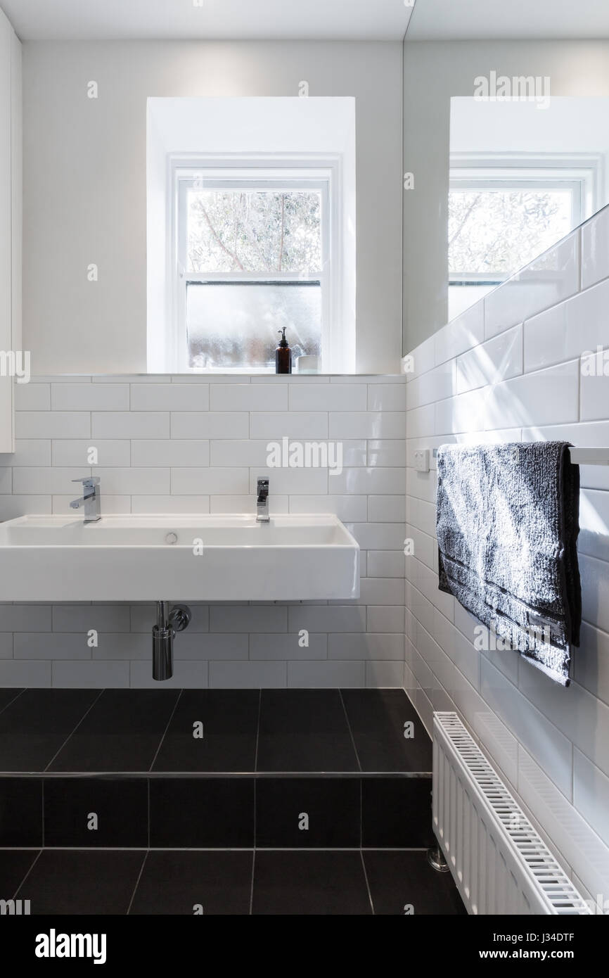 Doppio lavabo specchio vanity in bianco e moderno bagno ristrutturato in edificio storico Foto Stock