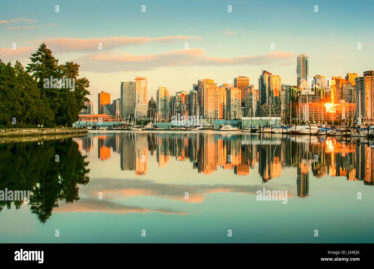 Splendida vista sullo skyline di Vancouver con Stanley Park al tramonto, British Columbia, Canada Foto Stock