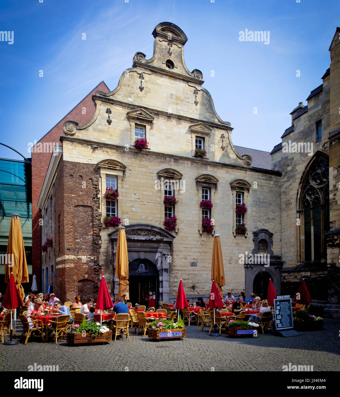 Paesi Bassi, Maastricht, il bistrot Grand Cafe Amadeus al Dominican piazza vicino la Chiesa Dominicana Foto Stock