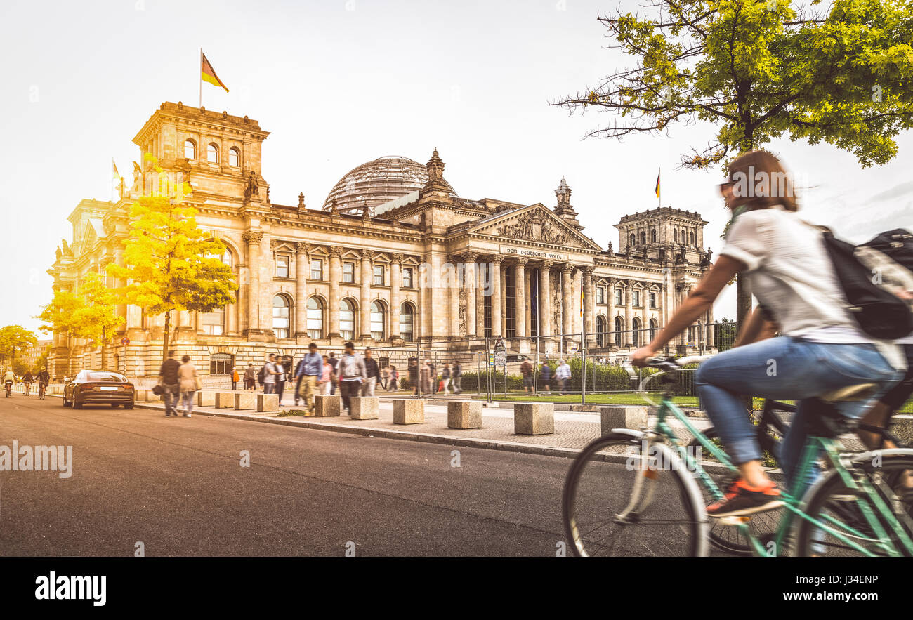 Berlino città urbana la vita con il famoso edificio del Reichstag in background in golden luce della sera al tramonto in estate con retro vintage effetto di filtro Foto Stock