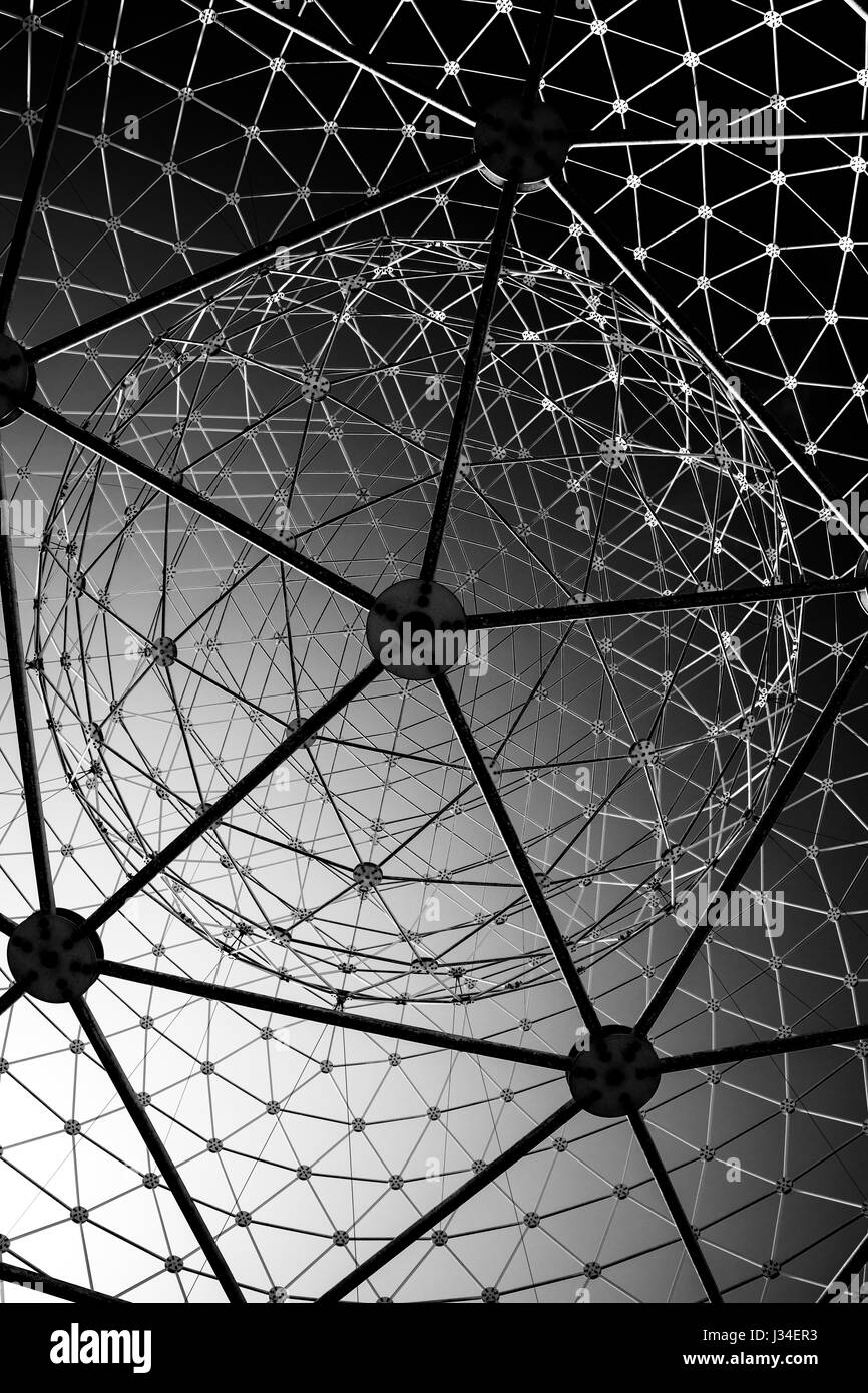 Luogo di una scultura in Belfast, Wolfgang contrafforte Artwork localmente noto come le sfere di Falls, il Westicles, o i testicoli sul Westes Foto Stock