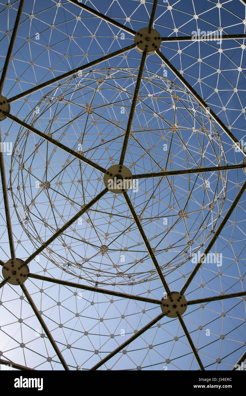 Luogo di una scultura in Belfast, Wolfgang contrafforte Artwork localmente noto come le sfere di Falls, il Westicles, o i testicoli sul Westes Foto Stock