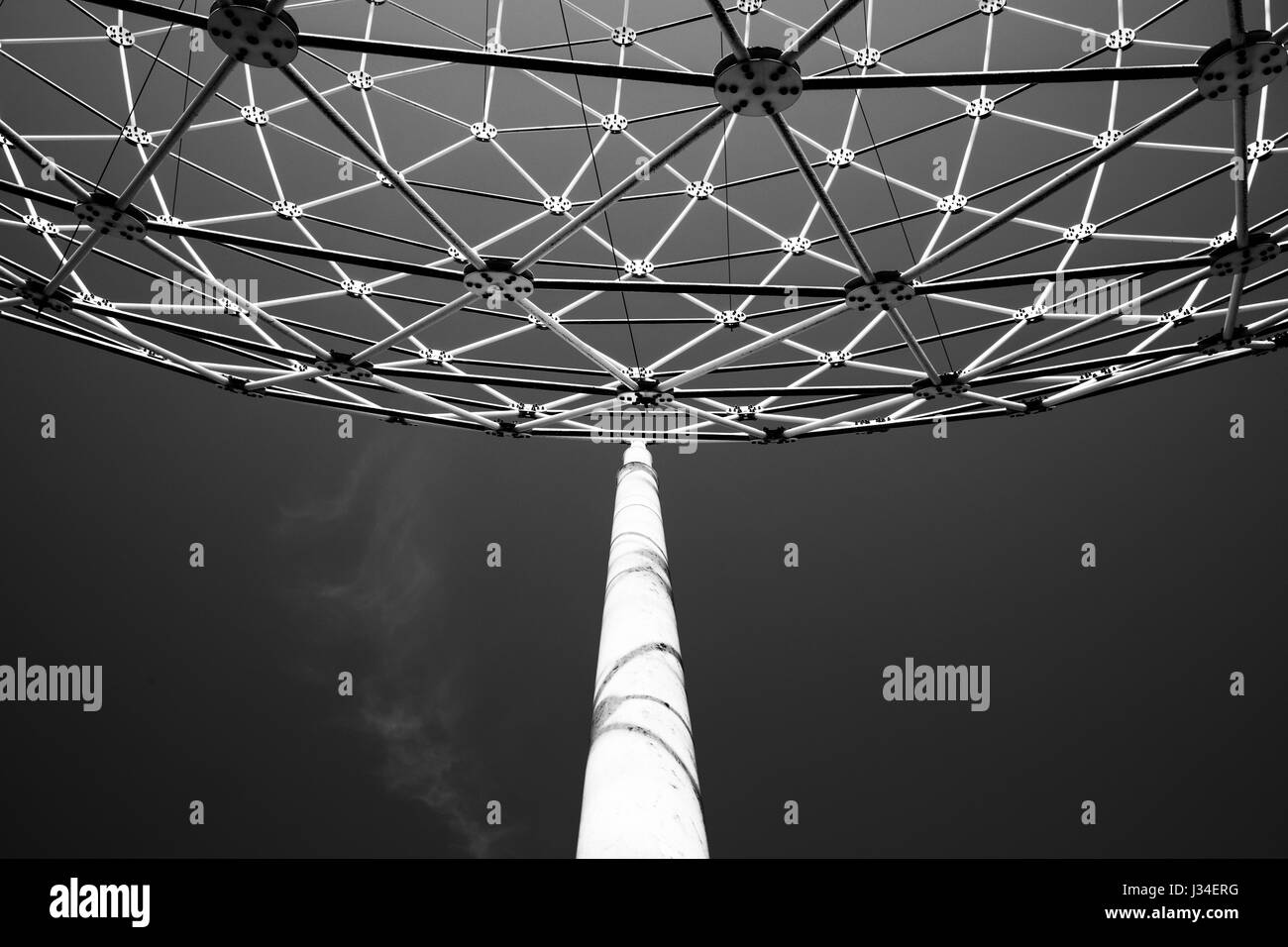 Luogo di una scultura in Belfast, Wolfgang contrafforte Artwork localmente noto come le sfere di Falls, il Westicles, o i testicoli sul Westes Foto Stock