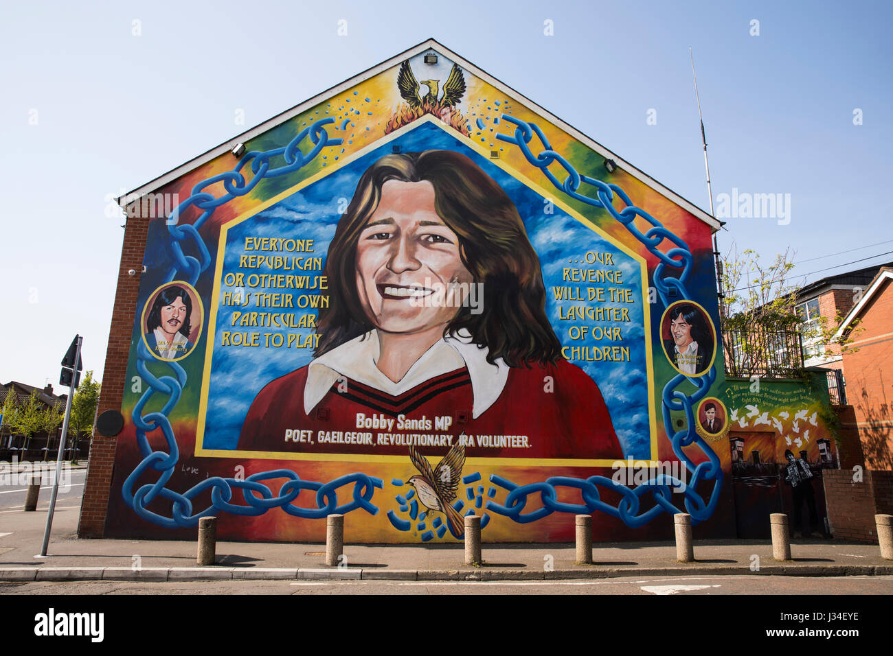 Bobby Sands murale sulla strada cade al di fuori del Sinn Fein Uffici Foto Stock