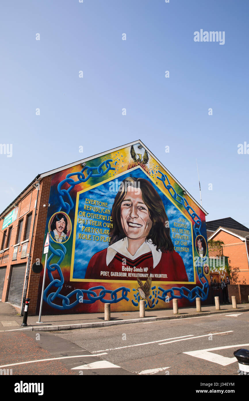 Bobby Sands murale sulla strada cade al di fuori del Sinn Fein Uffici Foto Stock