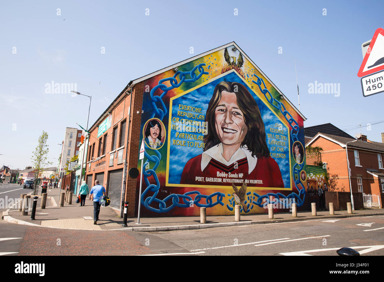 Bobby Sands murale sulla strada cade al di fuori del Sinn Fein Uffici Foto Stock