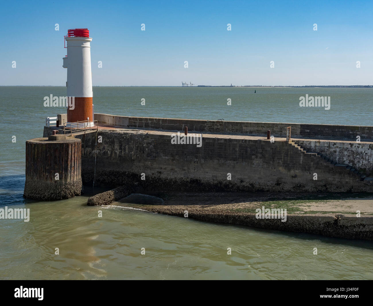 In lontananza il terminal per container del porto di Verdon-sur-Mer visto dal porto di Royan. Tra i due estuario Gironde. Foto Stock