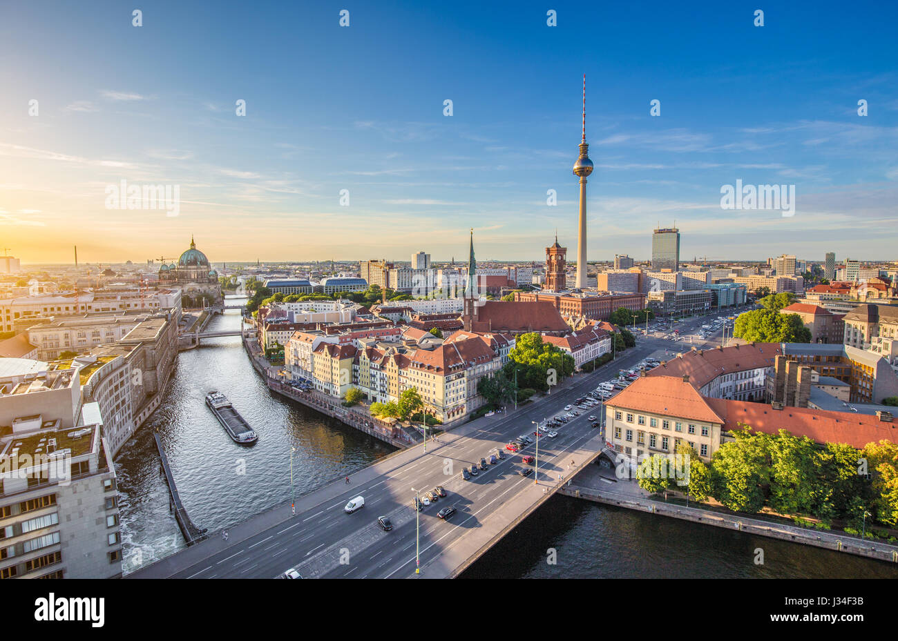 Vista aerea della skyline di Berlino con la famosa torre della televisione e il fiume Sprea, in bella luce della sera al tramonto, Germania Foto Stock