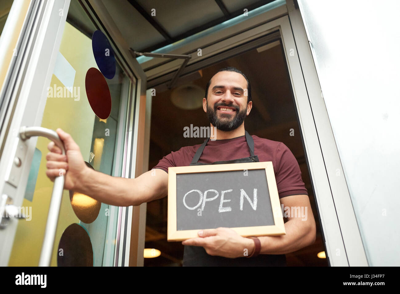 Uomo o cameriere con blackboard presso il bar porta di ingresso Foto Stock