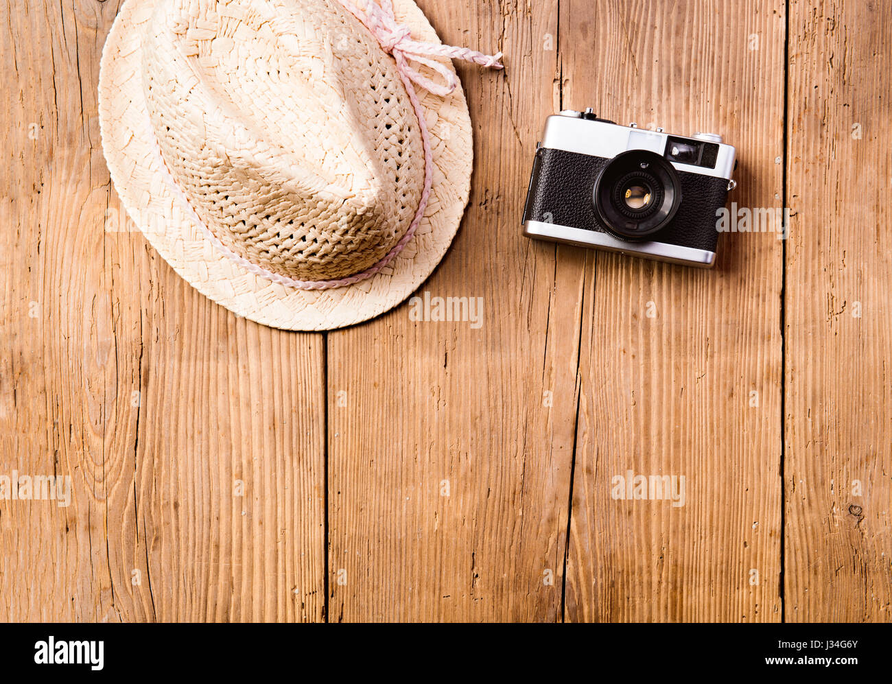 La vacanza estiva composizione. Fotocamera e hat. Studio shot Foto Stock