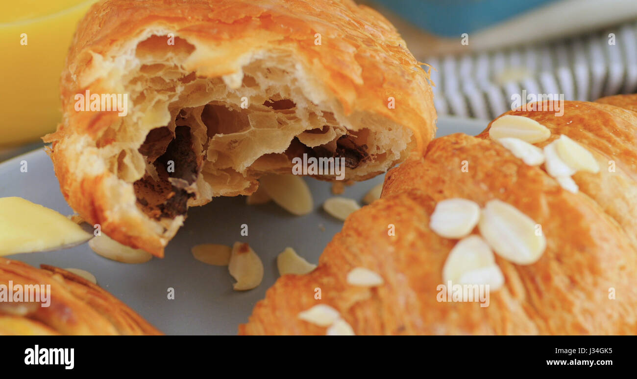 Vista ravvicinata di una colazione francese con la pasticceria Foto Stock