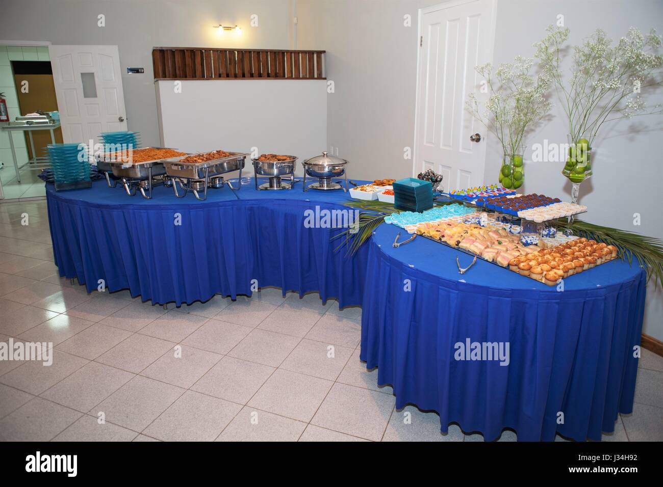 Decorate in blu nella tabella con il cibo alla festa di compleanno Foto  stock - Alamy