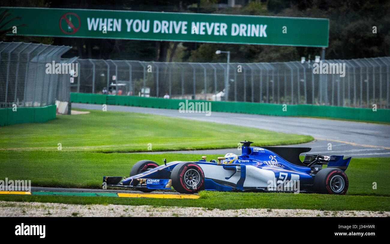 La Sauber la filatura in una trappola di ghiaia al 2017 Australian Formula One Grand Prix Foto Stock