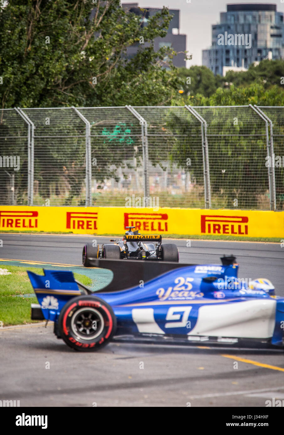 La Sauber la filatura in una trappola di ghiaia al 2017 Australian Formula One Grand Prix Foto Stock