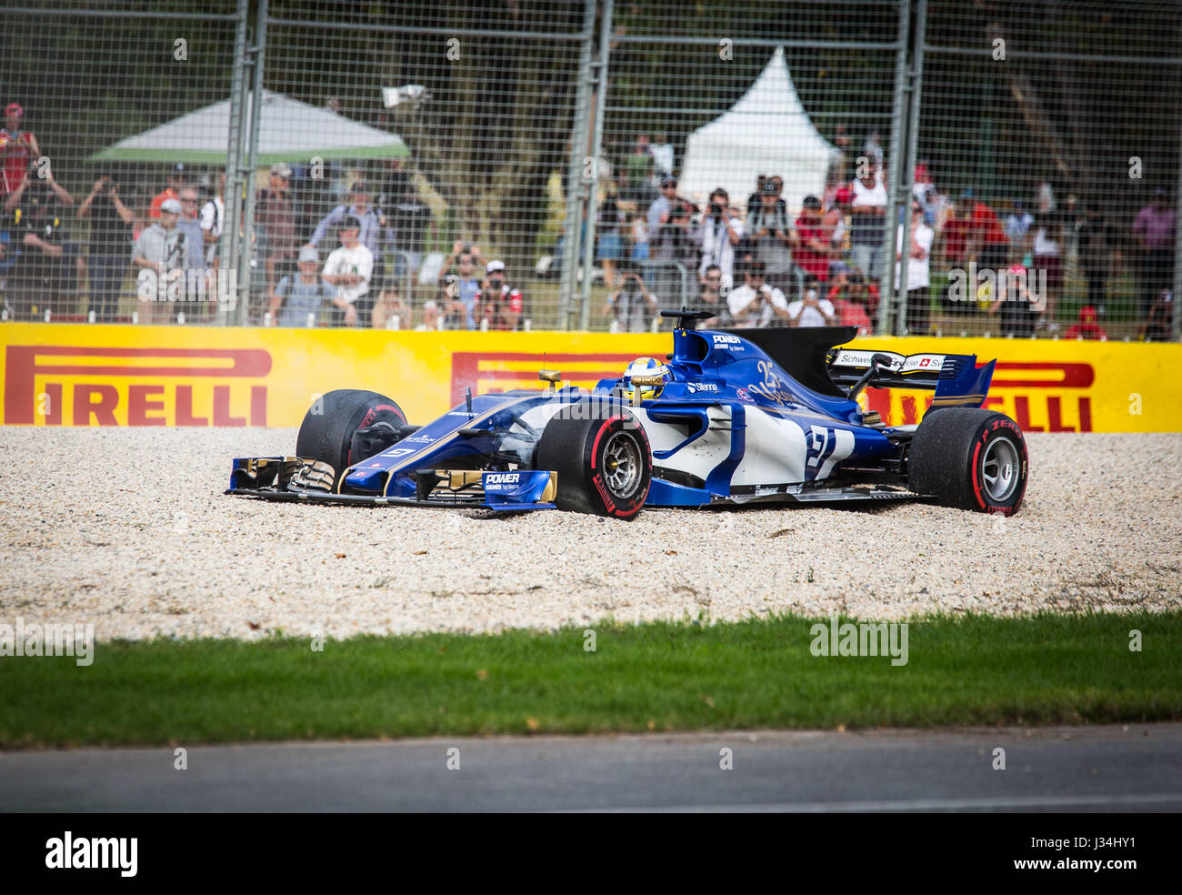 La Sauber la filatura in una trappola di ghiaia al 2017 Australian Formula One Grand Prix Foto Stock