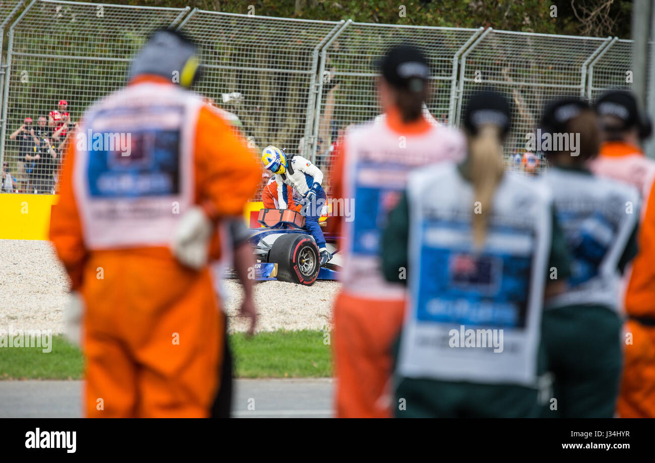 La Sauber la filatura in una trappola di ghiaia al 2017 Australian Formula One Grand Prix Foto Stock