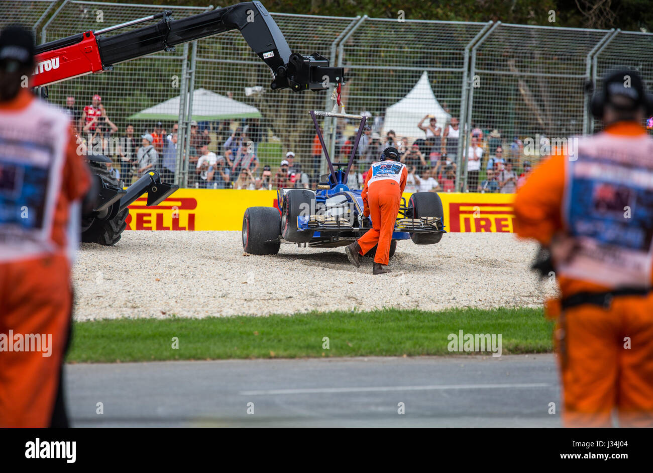 La Sauber la filatura in una trappola di ghiaia al 2017 Australian Formula One Grand Prix Foto Stock