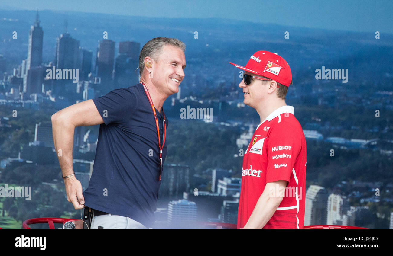 David Coulthard scherzando con Kimi Raikkonen al 2017 Australian Formula One Grand Prix Foto Stock