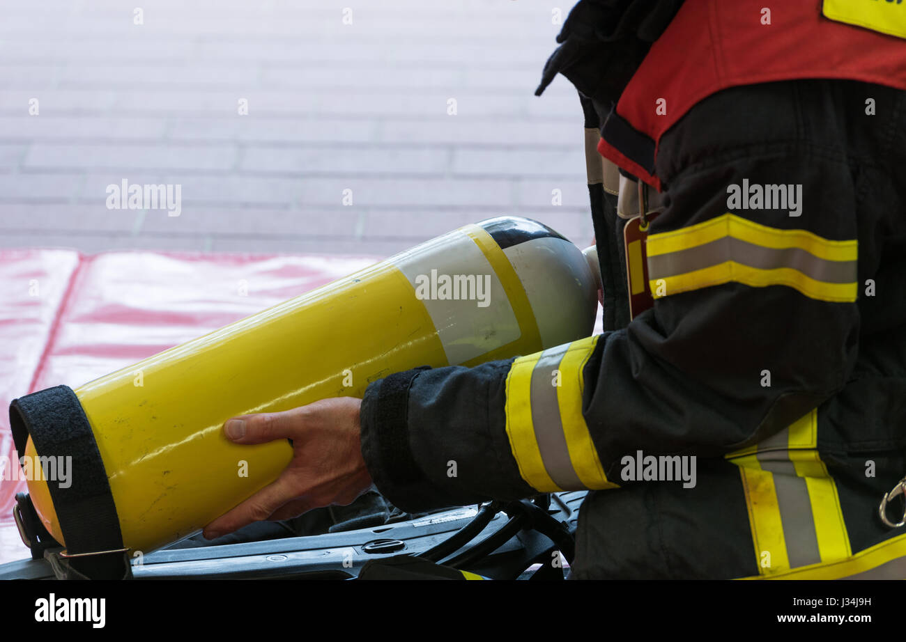 Vigile del fuoco tedesco in azione con serbatoio di ossigeno Foto Stock