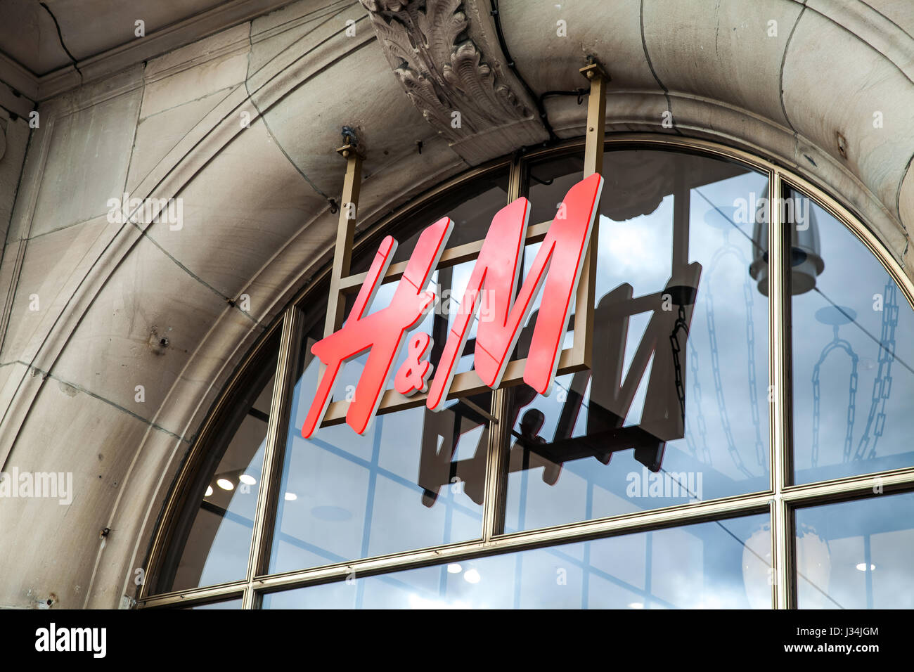 Segno del logo sulla parete di H&M shop Foto Stock