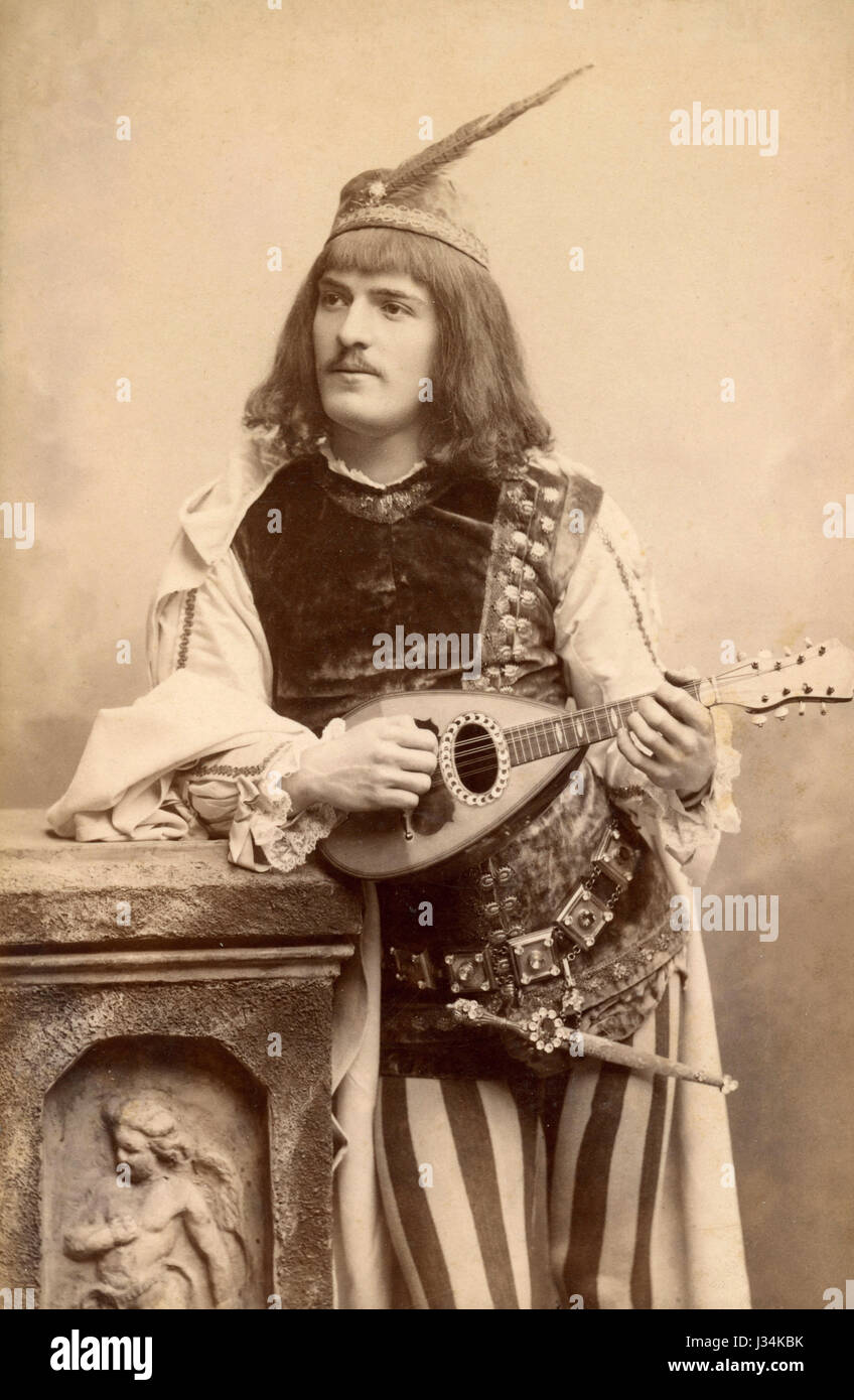 Musicista con il mandolino in abito tradizionale, Italia Foto Stock