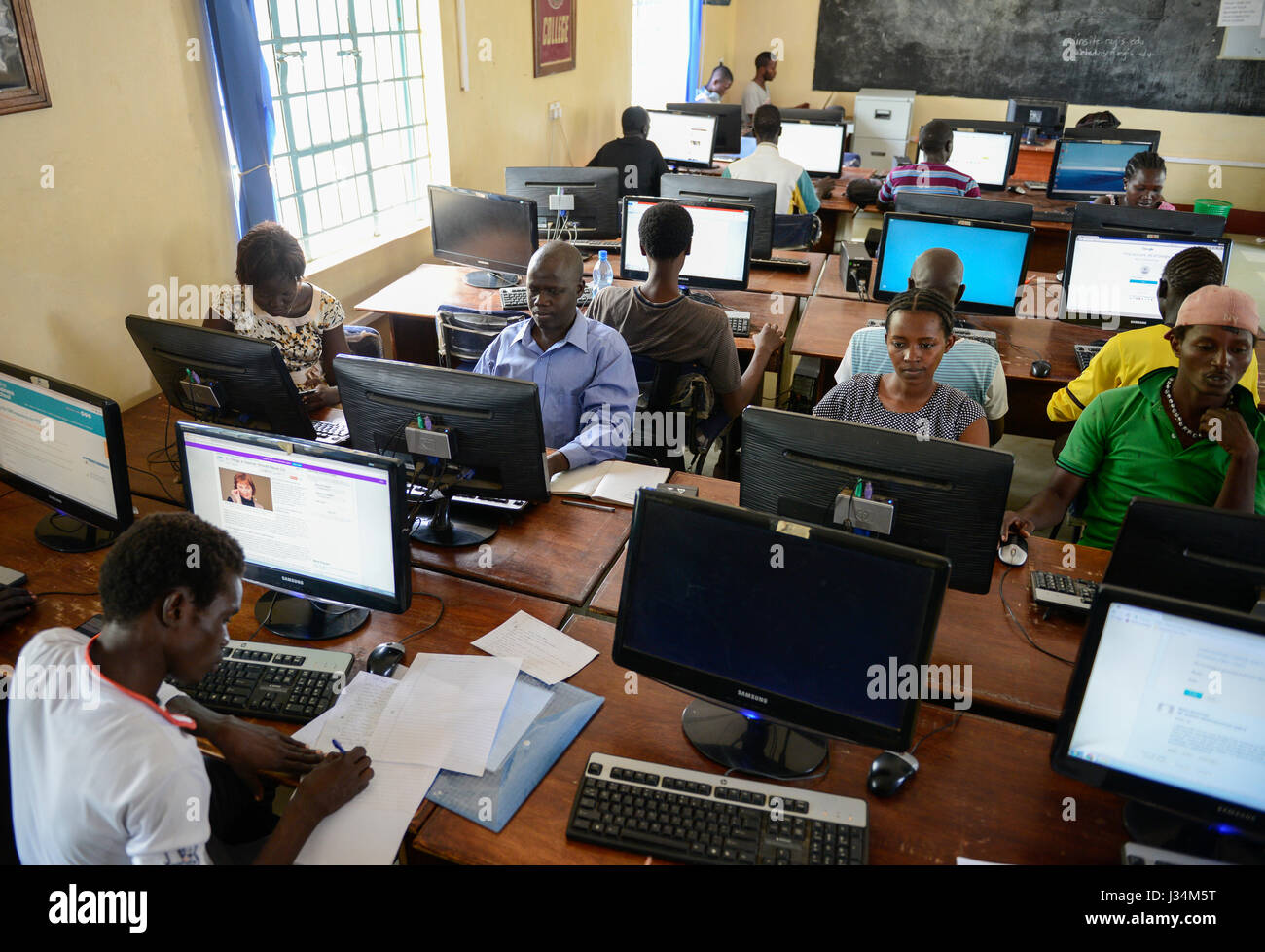 KENYA, Turkana, campo di rifugiati di Kakuma, il JRS online , Università di apprendimento a distanza per i rifugiati dalla Somalia, Sud Sudan, Burundi etc. Foto Stock