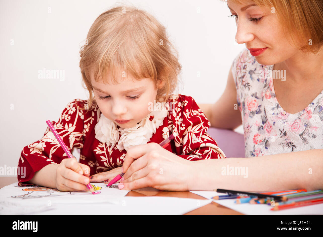 Giovane mamma e la sua piccola figlia disegno Foto Stock