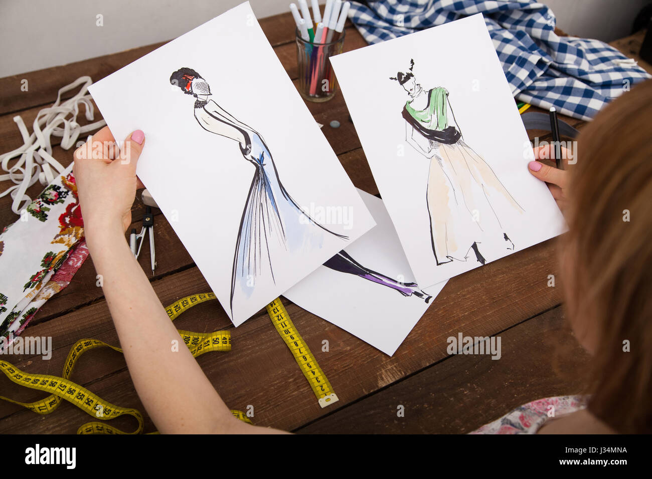 Designer di moda il disegno di nuovi modelli di vestiti Foto stock - Alamy