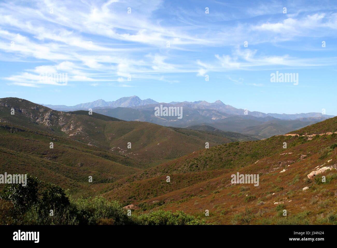 Corsica interno. Vista guardando al Monte Padru nelle isole highland interno visto dal deserto des Agriates nel nord della Corsica. Foto Stock